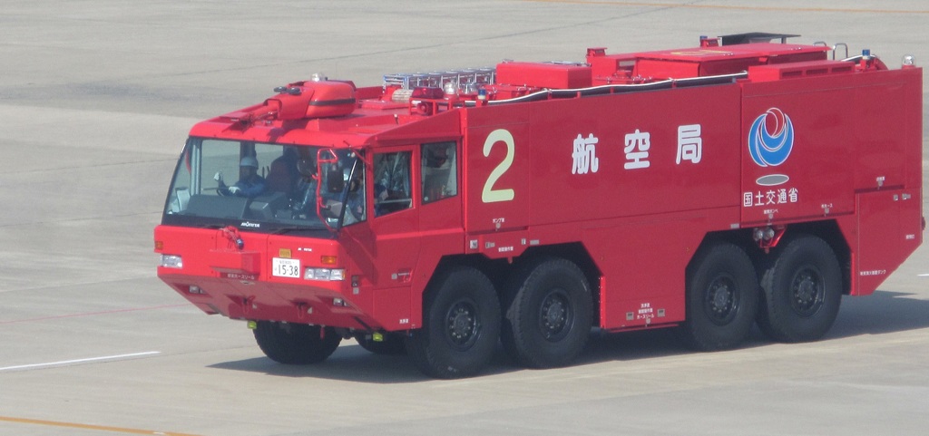 空港内を巡回する消防車