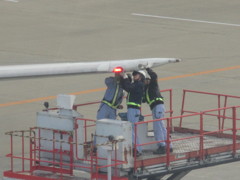 翼の先端を点検する地上スタッフ