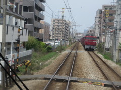 前面展望から見た対向の貨物列車