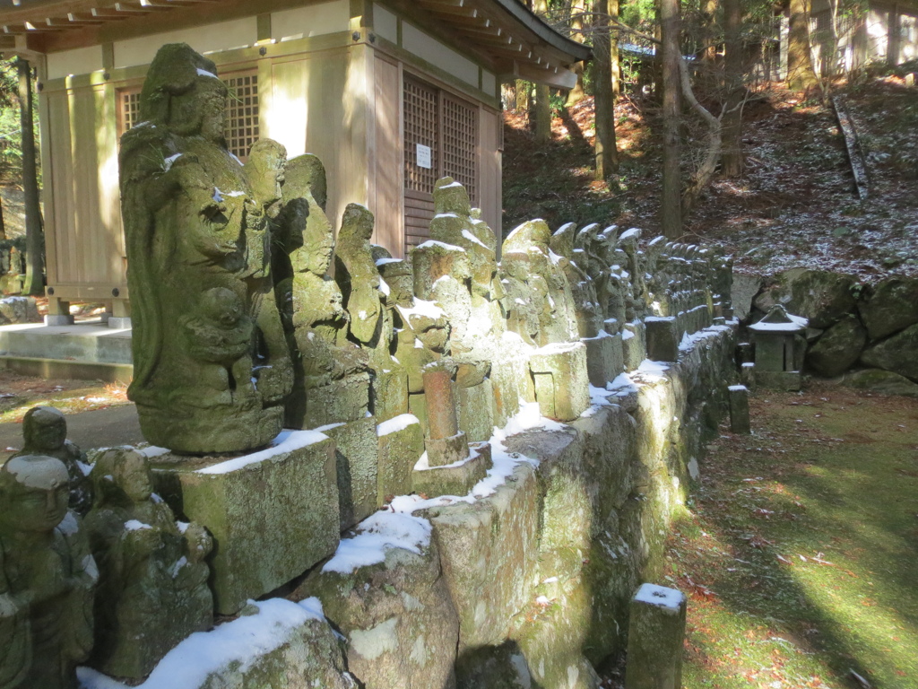 雪をかぶったお地蔵様　①