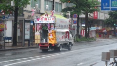 派手な屋台の車