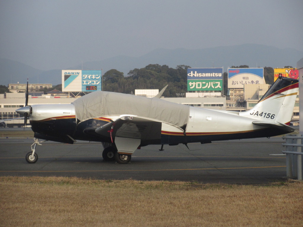 カバーがかけられたビーチクラフト