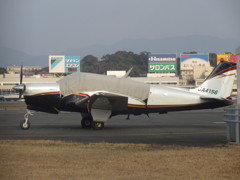 カバーがかけられたビーチクラフト