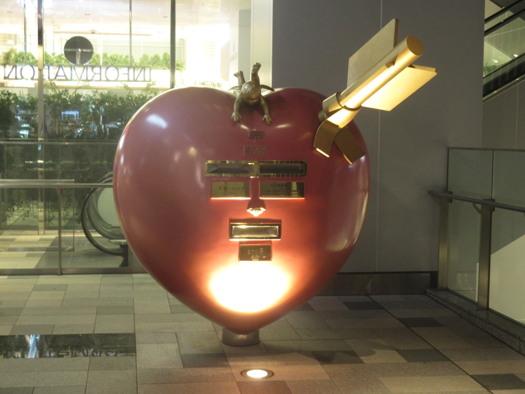 KITTE博多のお洒落なポスト