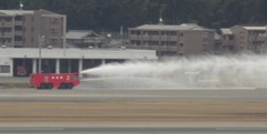 放水訓練をする空港消防