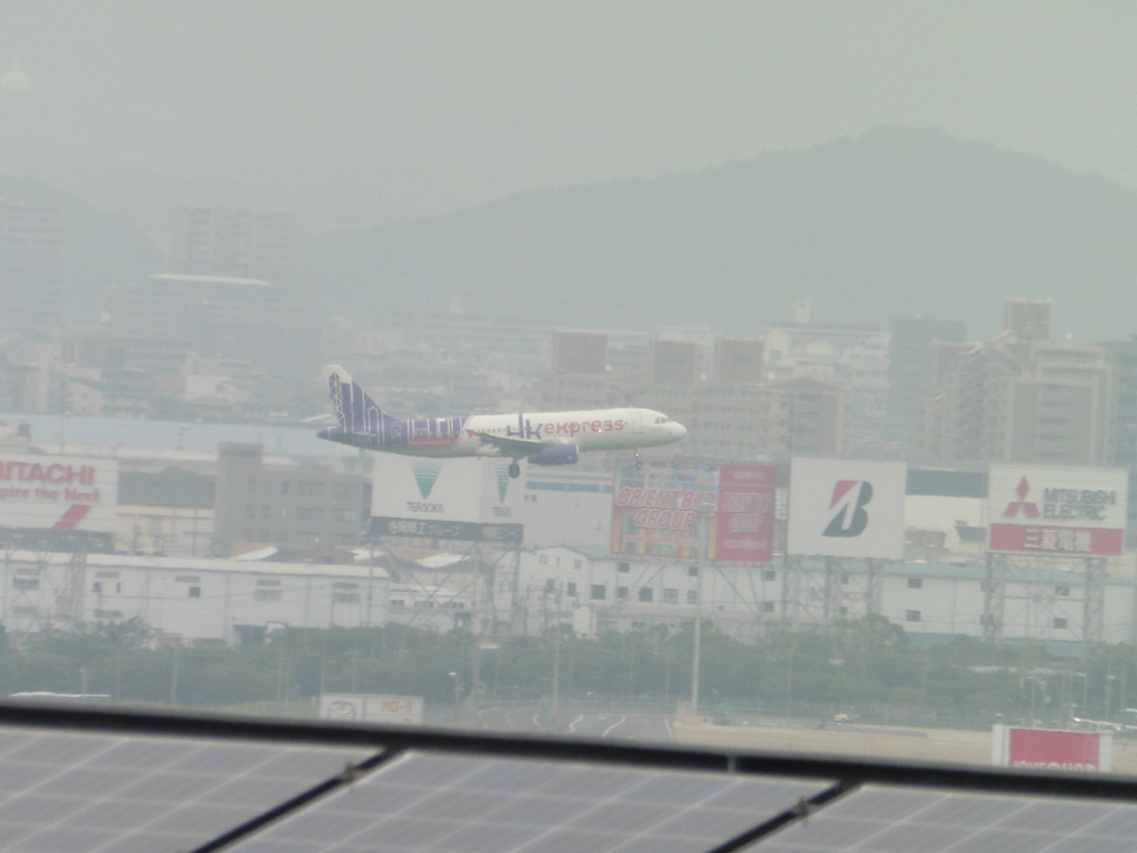 博多シティ屋上より見る着陸