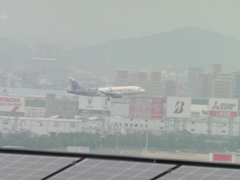 博多シティ屋上より見る着陸