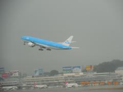 福岡空港を飛び立ったKLMオランダ航空