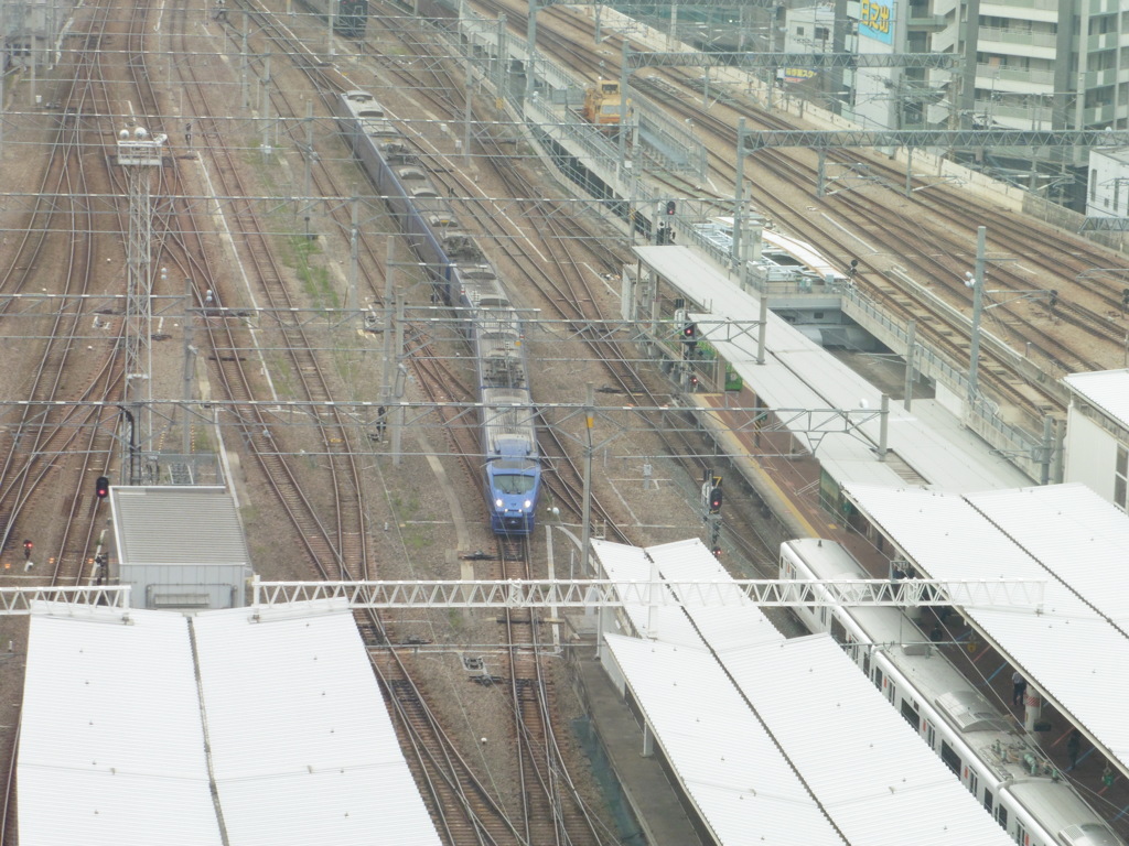 博多シティ屋上より眺める博多駅構内