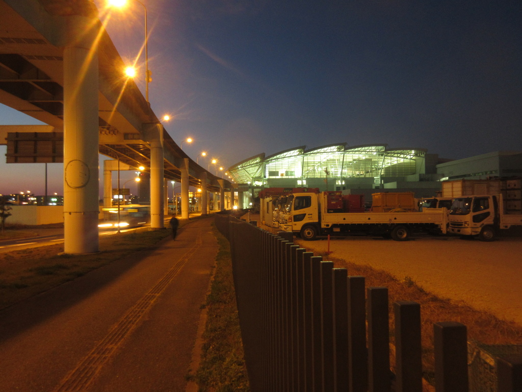 夜の福岡空港と連絡橋