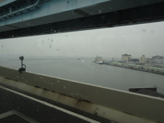 都市高速を通るバスの車内から見える博多港③