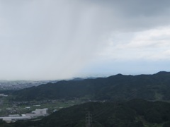 迫りくる雨　③