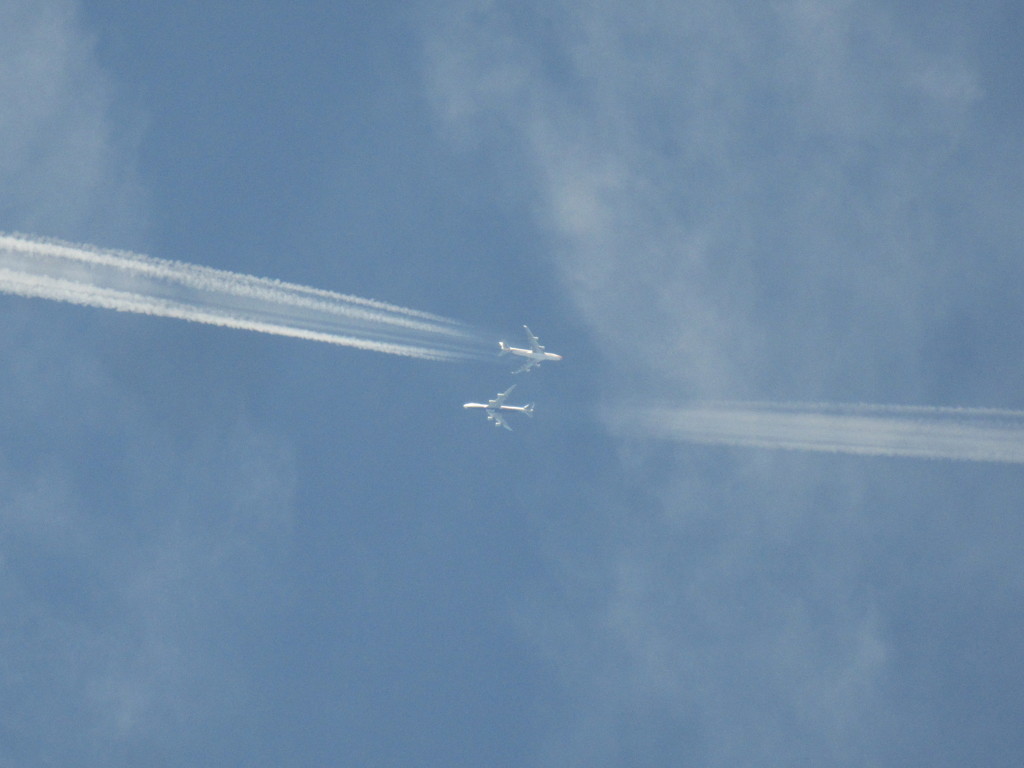4発機の２機の飛行機雲