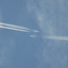 4発機の２機の飛行機雲