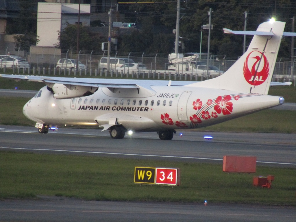 ATR  JA02JCの離陸　福岡空港にて