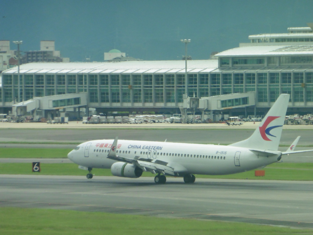 中国東方航空　B737-800　B-1515