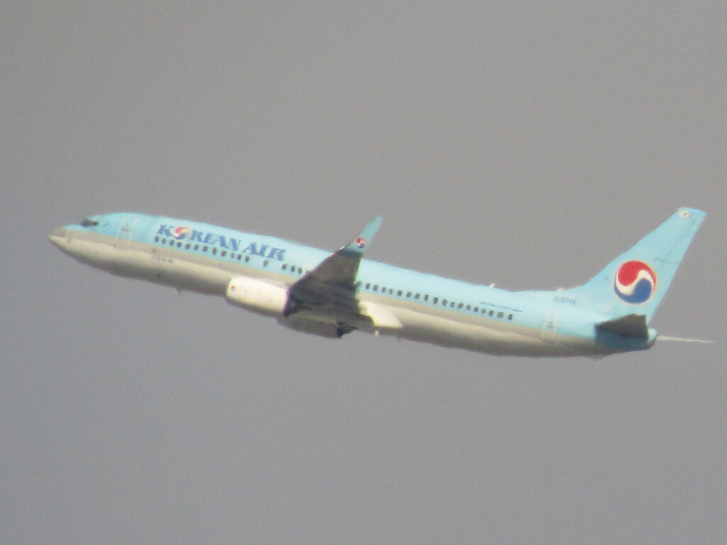 博多シティの屋上より　KOREANA AIR B737-800の離陸