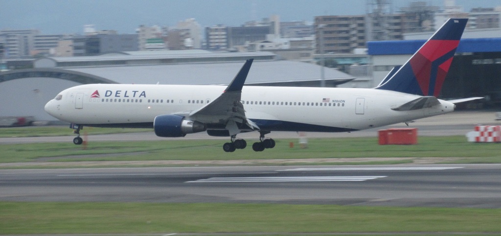 DELTA　B767-300到着