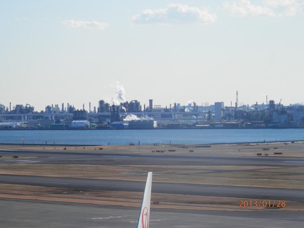 羽田空港より工業地帯を眺める