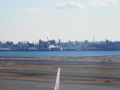 羽田空港より工業地帯を眺める