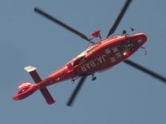 福岡空港周辺を飛行する福岡市消防局へり　JA18AR