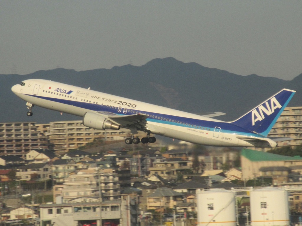 ANA  b767-300  心ひとつに行こう2020 離陸