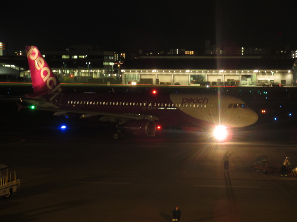 夜の福岡空港　③