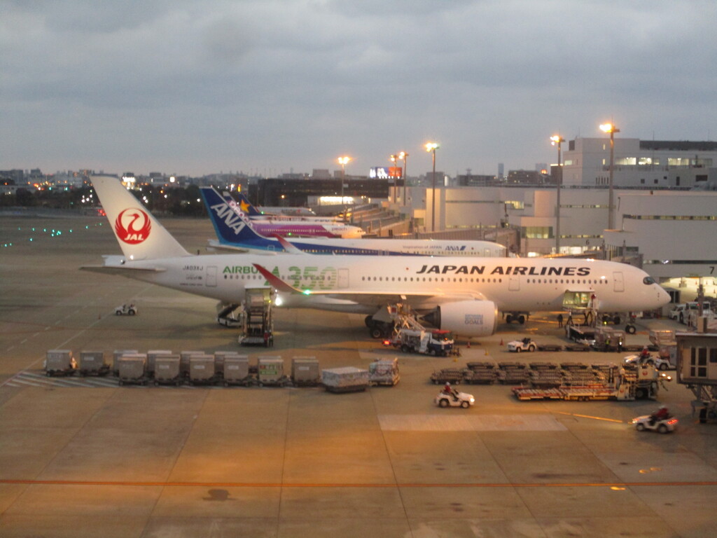 夕暮れの福岡空港　②