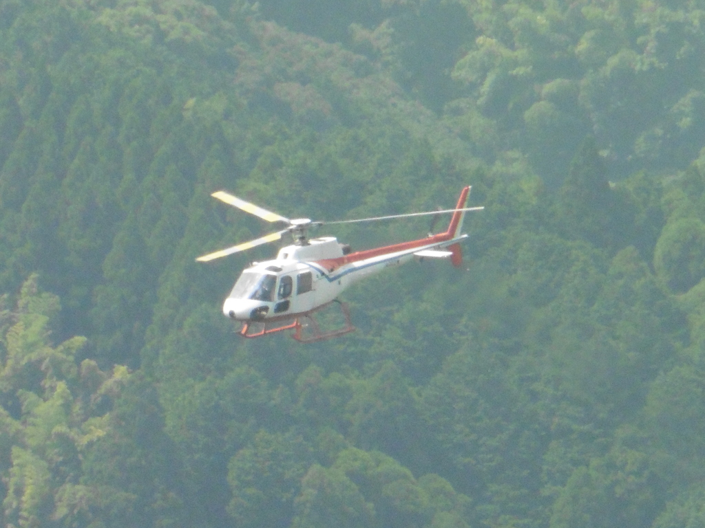 山頂から見た低空飛行する西空のヘリ①