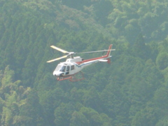 山頂から見た低空飛行する西空のヘリ①