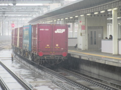 EF81-454 貨物の雨の日の通過　③