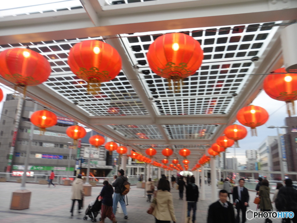 北九州の駅に飾られた中国風の提灯