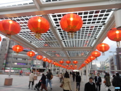 北九州の駅に飾られた中国風の提灯