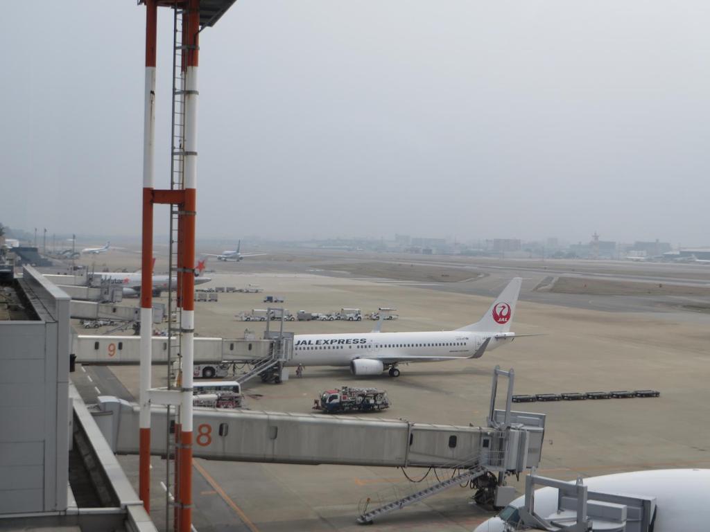かすんでいて周りが見渡せない福岡空港