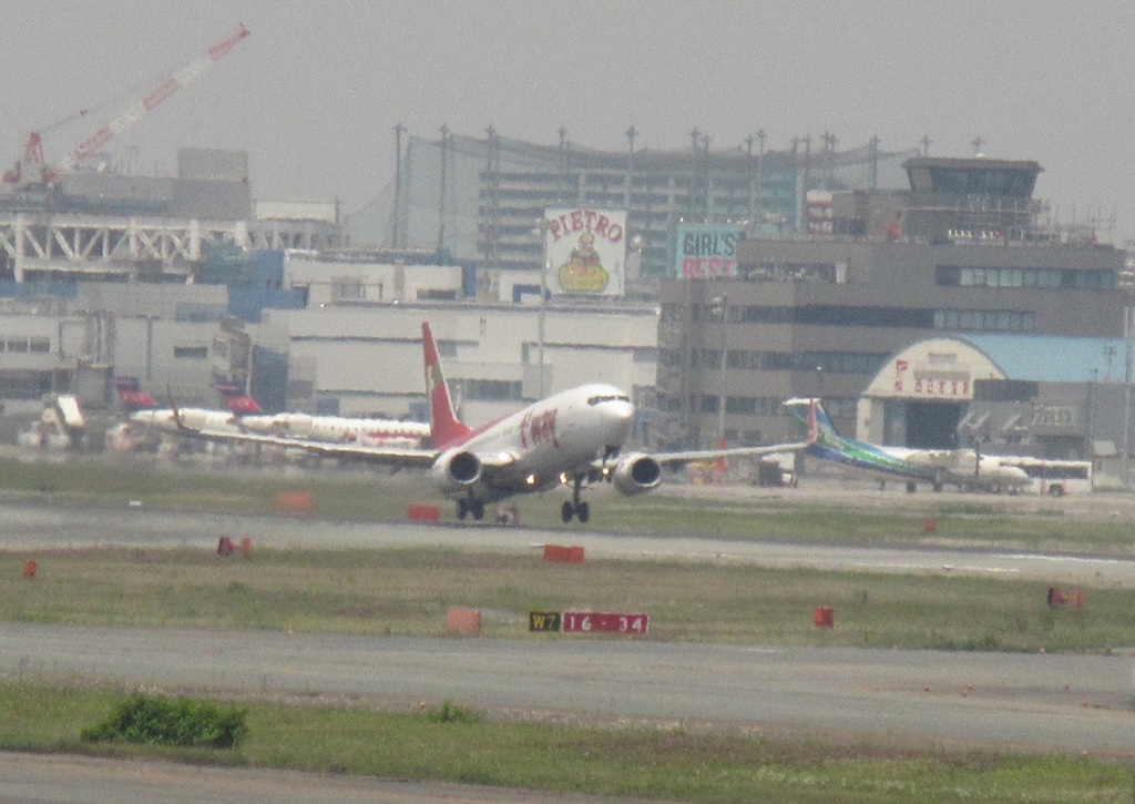 晴れた日の空港にて　④