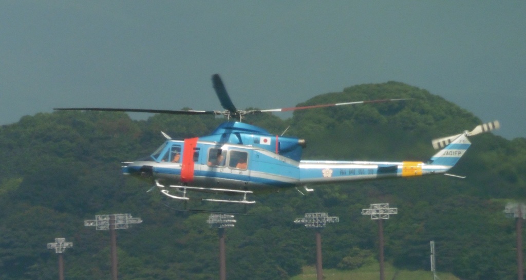 飛ぶ警察ヘリ