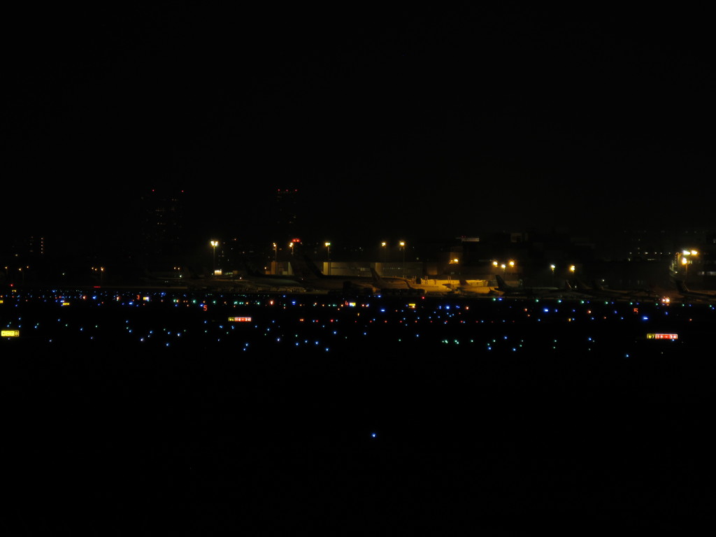 福岡空港の夜にて　②