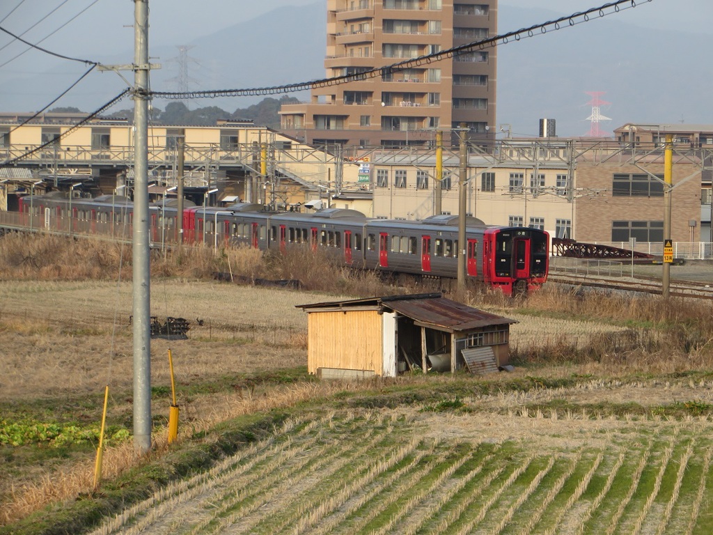 田舎の駅に到着する８１３系