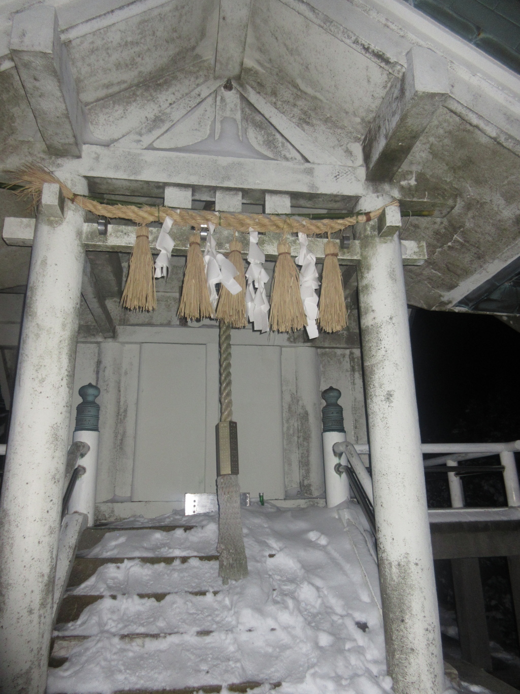 山頂の祠に積もった雪