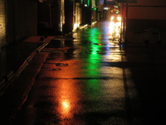 雨の日の路面に映し出された光　①