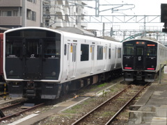 停車中の817系の型違い