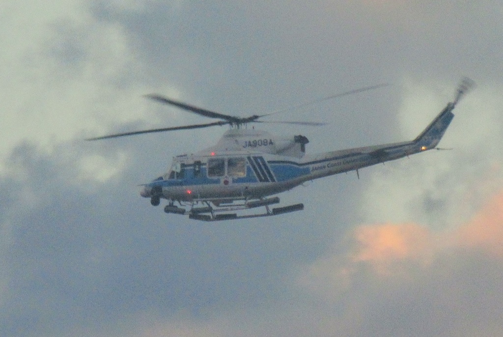 飛ぶ海保ヘリ