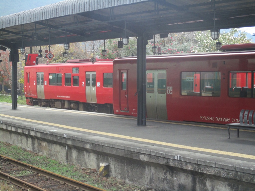 湯布院駅の閉じ込められた車両たち　③