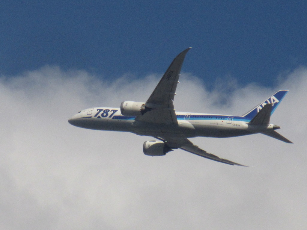 離陸上昇するANA 787-8