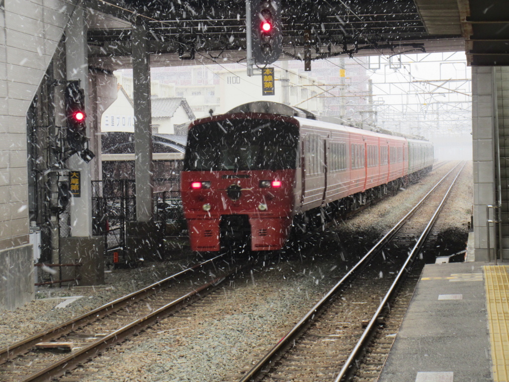 JR九州春日駅にて　雪の中の通過②