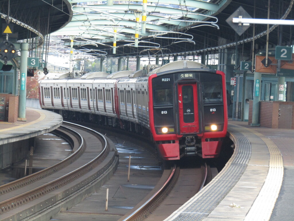 813系通過　スペースワールド駅