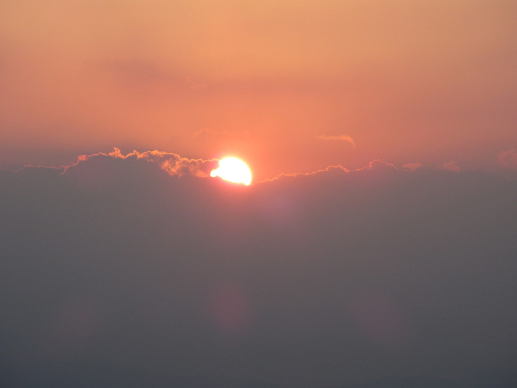 雲の中から姿を見せる朝日