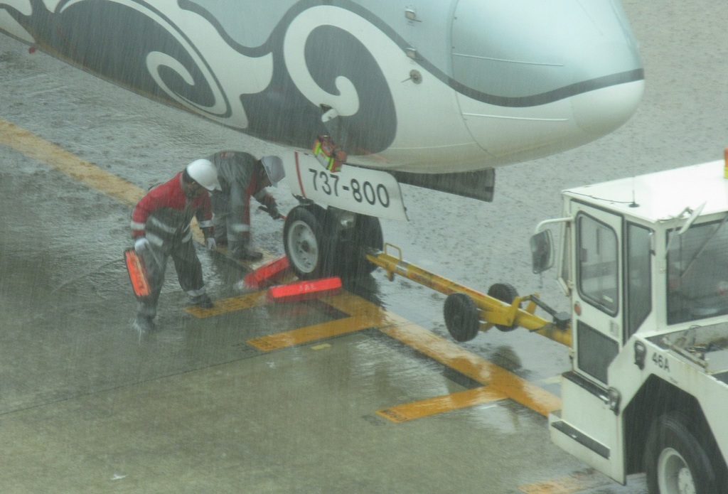 大雨の空港にて④