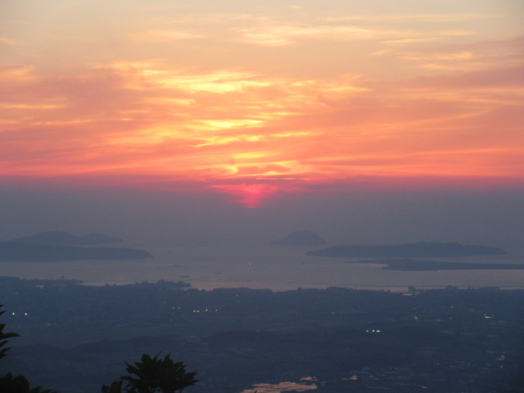 山頂から眺める博多港と夕日