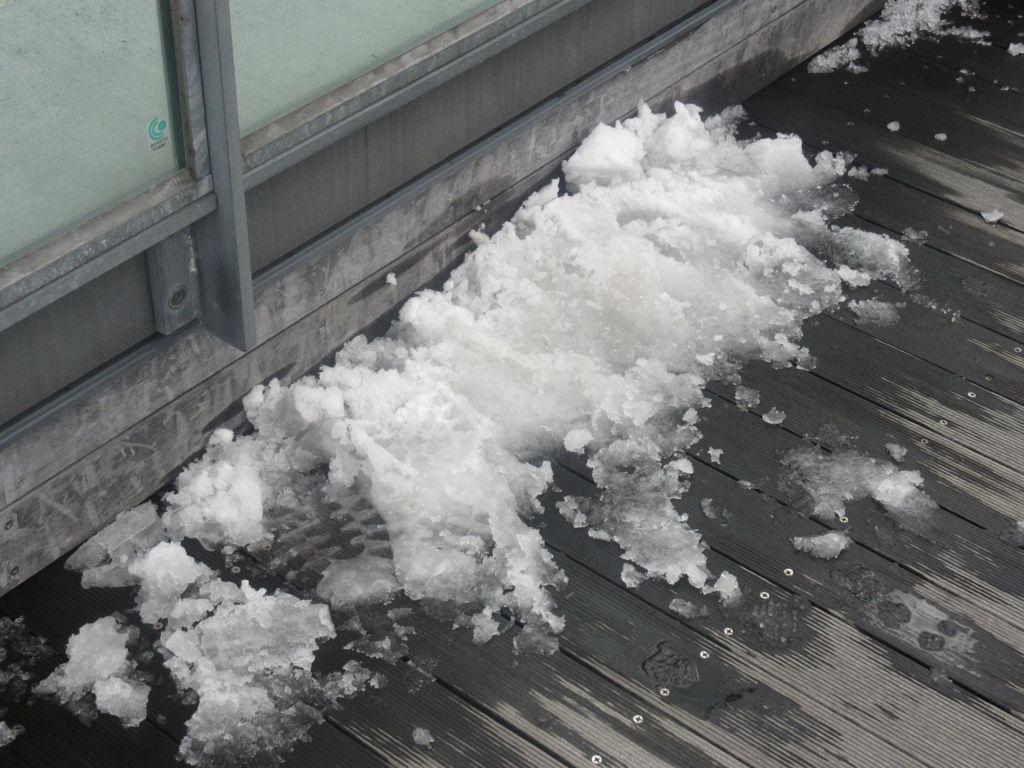 博多シティ屋上に残った雪塊